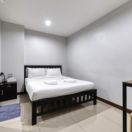 Red Pin Inn 好运旅馆 Бангкок Экстерьер фото