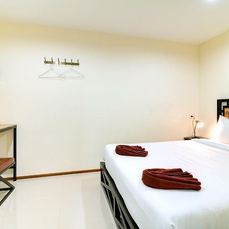 Red Pin Inn 好运旅馆 Бангкок Экстерьер фото